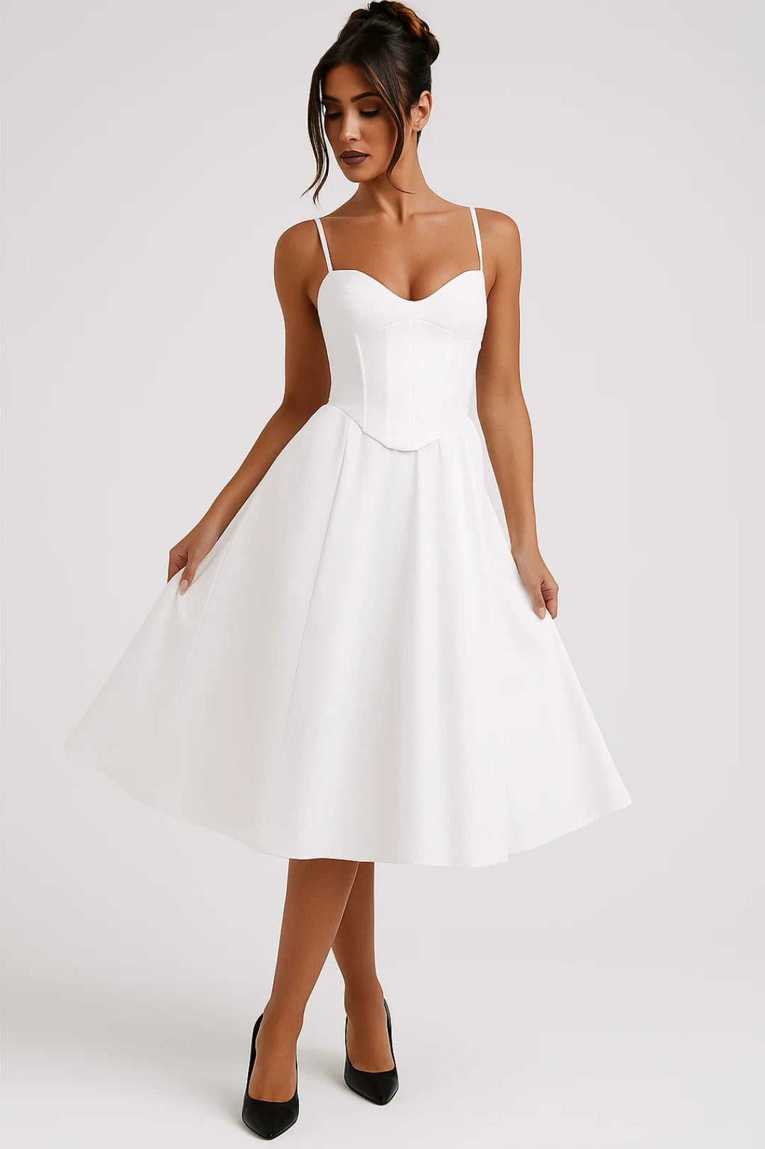 Elegante Midi Jurk met Spaghettibandjes en Uitlopende Rok